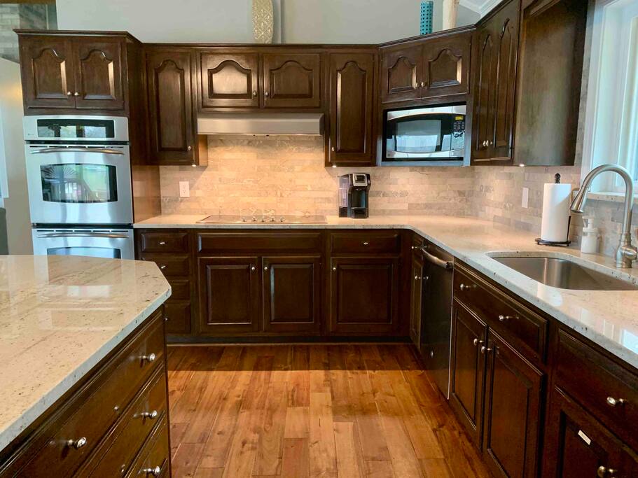 Large open kitchen with a double oven. Large open kitchen with a double oven. - Camm’s Lakeside Retreat (close to Charlotte) - Belmont