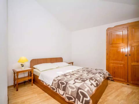 Hilde Red