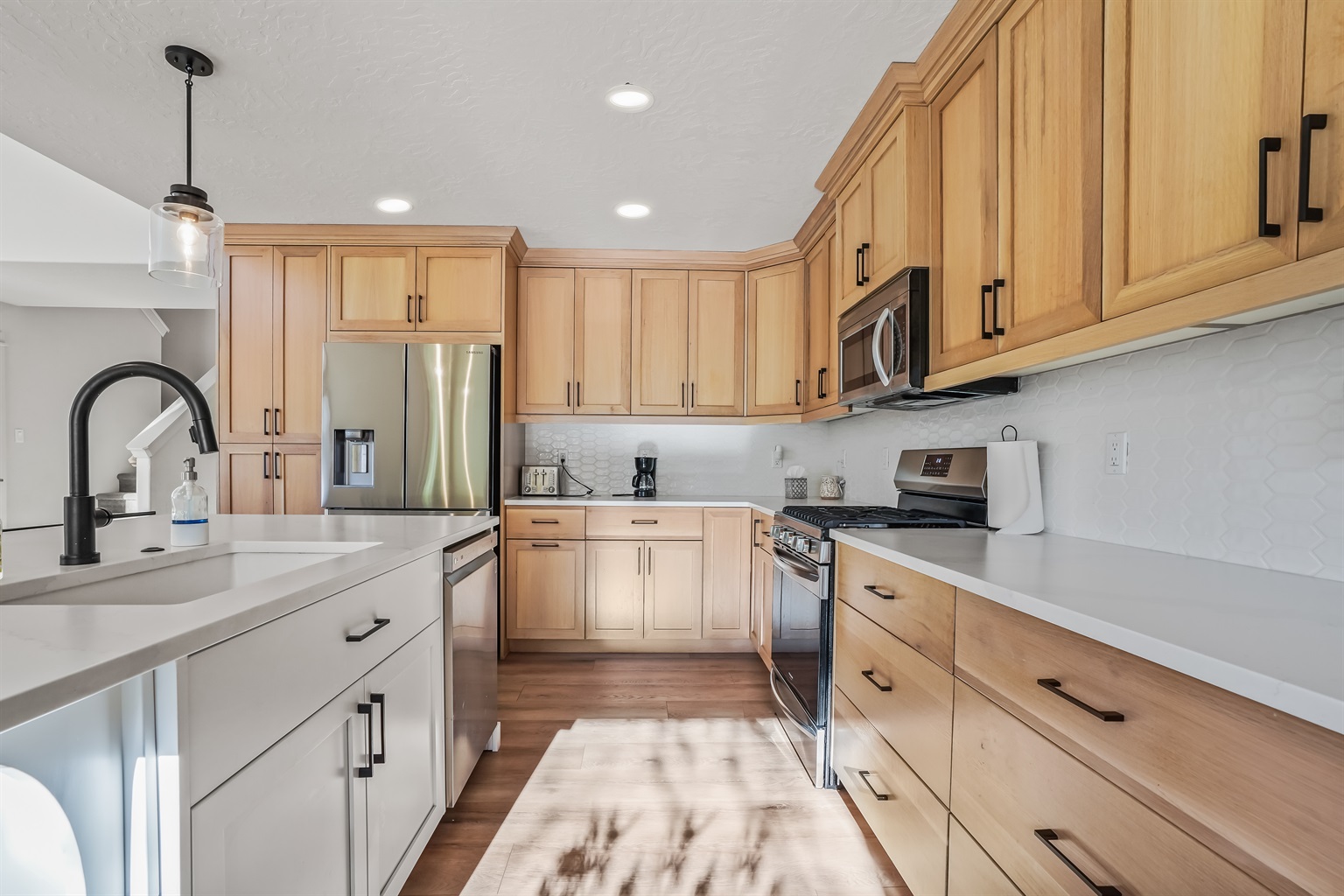 spacious-5-bedroom-retreat-with-pool-access/