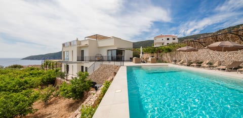 Luxury Villa Envivo Komiža with pool and pro gym