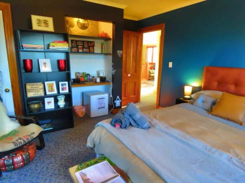 Bright & interesting room with breakfast nook + fridge.
