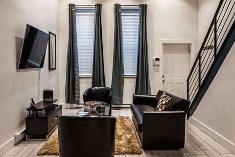Living room
Breathtaking 18 foot ceilings and Large Bay Windows within its Sun-Filled open-styled floor plan