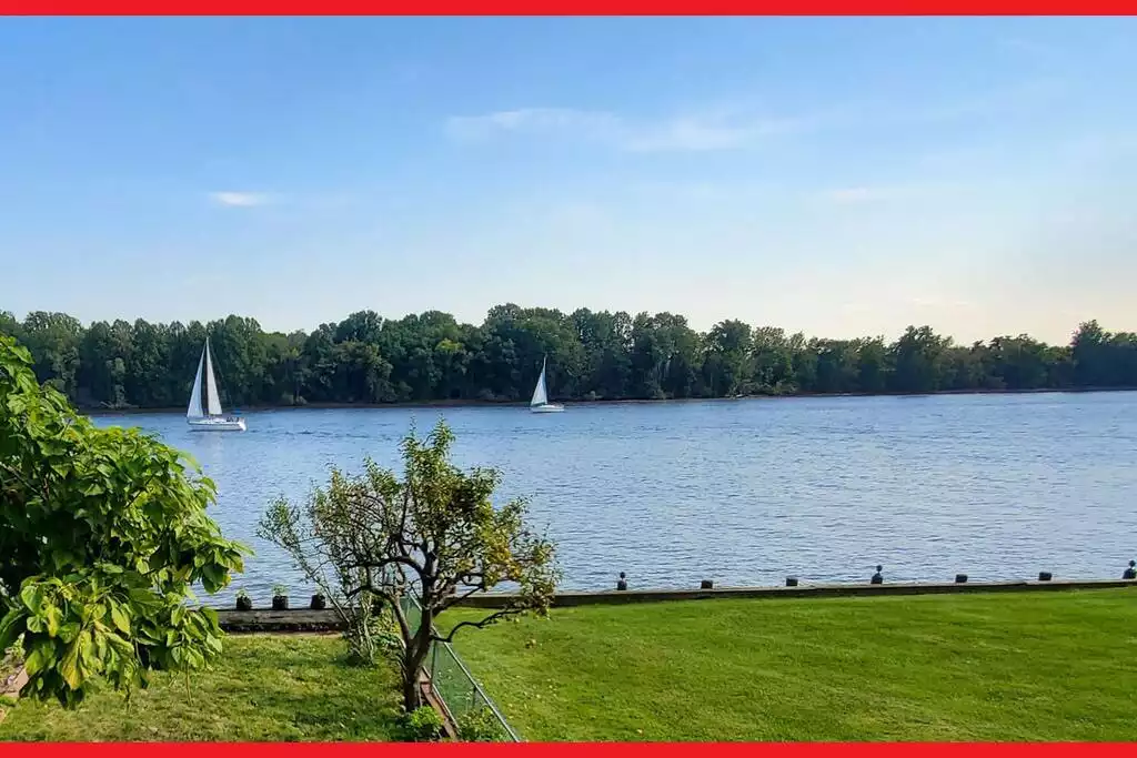 Waterfront Getaway. Private Deck. Walk to town.