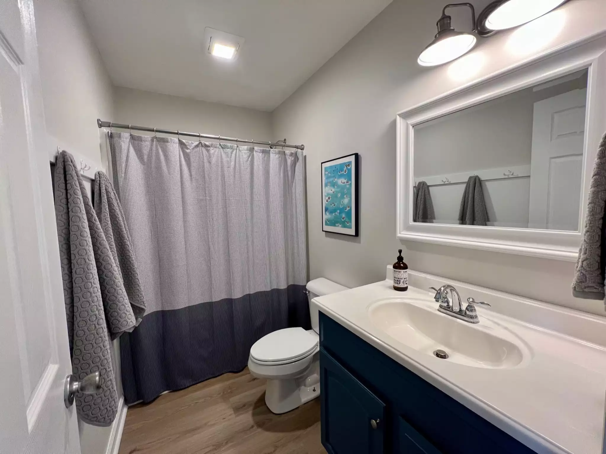 Hall bathroom - Renovated sound side main cottage - Avon