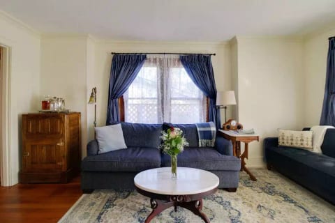 The Valley Wine Cottage - Historic Luxury