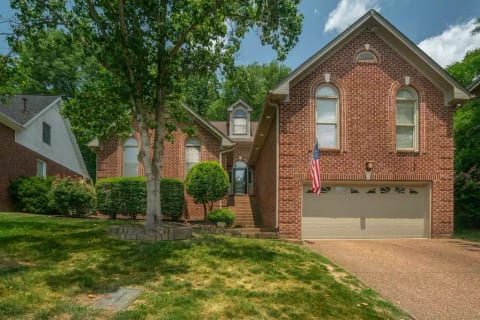 The exterior front of Casa de George I