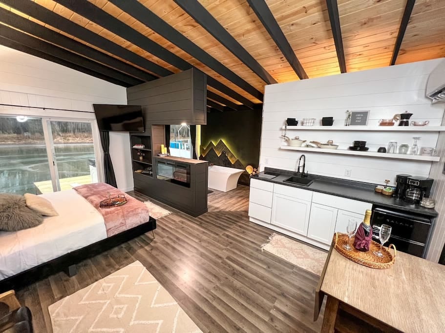 Custom Floating Suite-HOT TUB! - East Dubuque