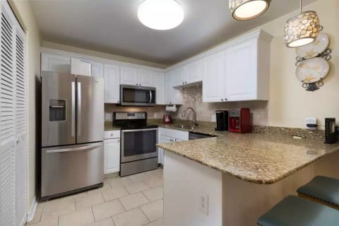 Fully stocked kitchen w/ breakfast bar