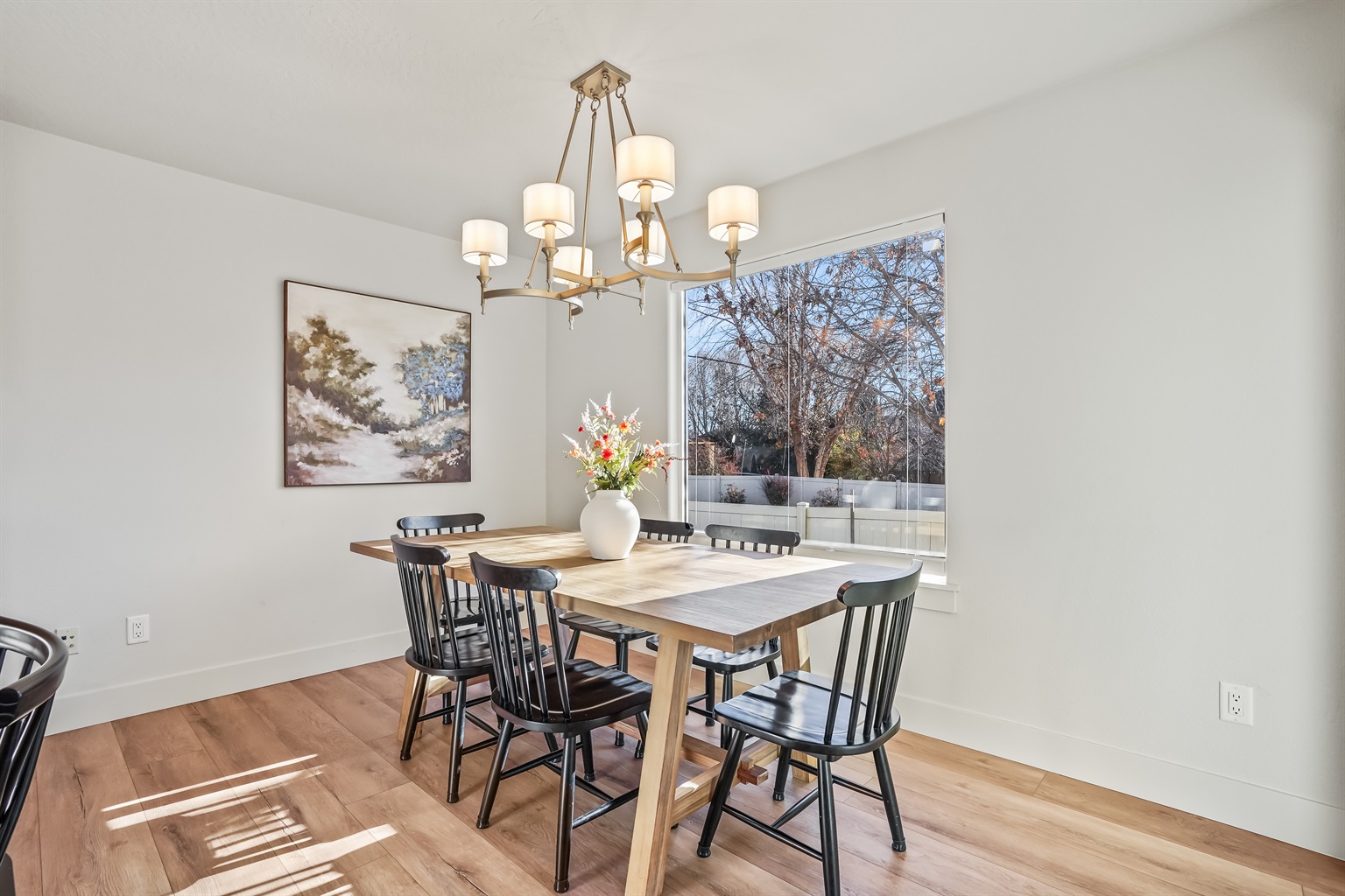 spacious-5-bedroom-retreat-with-pool-access/