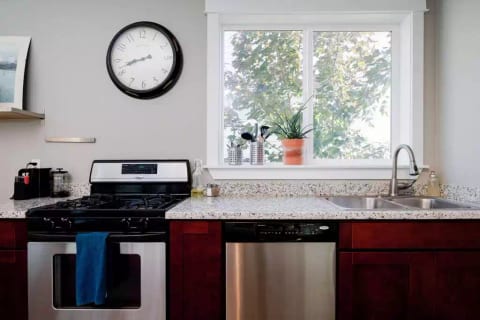 All the Views: A Private Apartment Near Portland!