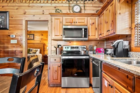 Mountain View Cabin Hot Tub Near Downtown