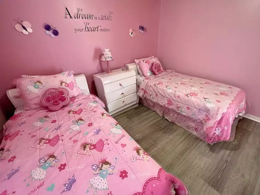 Twin room with two beds - Mickey's Funhouse, very cute and lots of fun - Kissimmee