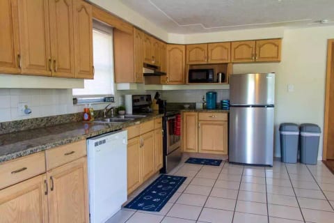 BEACHSIDE GETAWAY *FENCED AREA*-Walk/Bike to beach