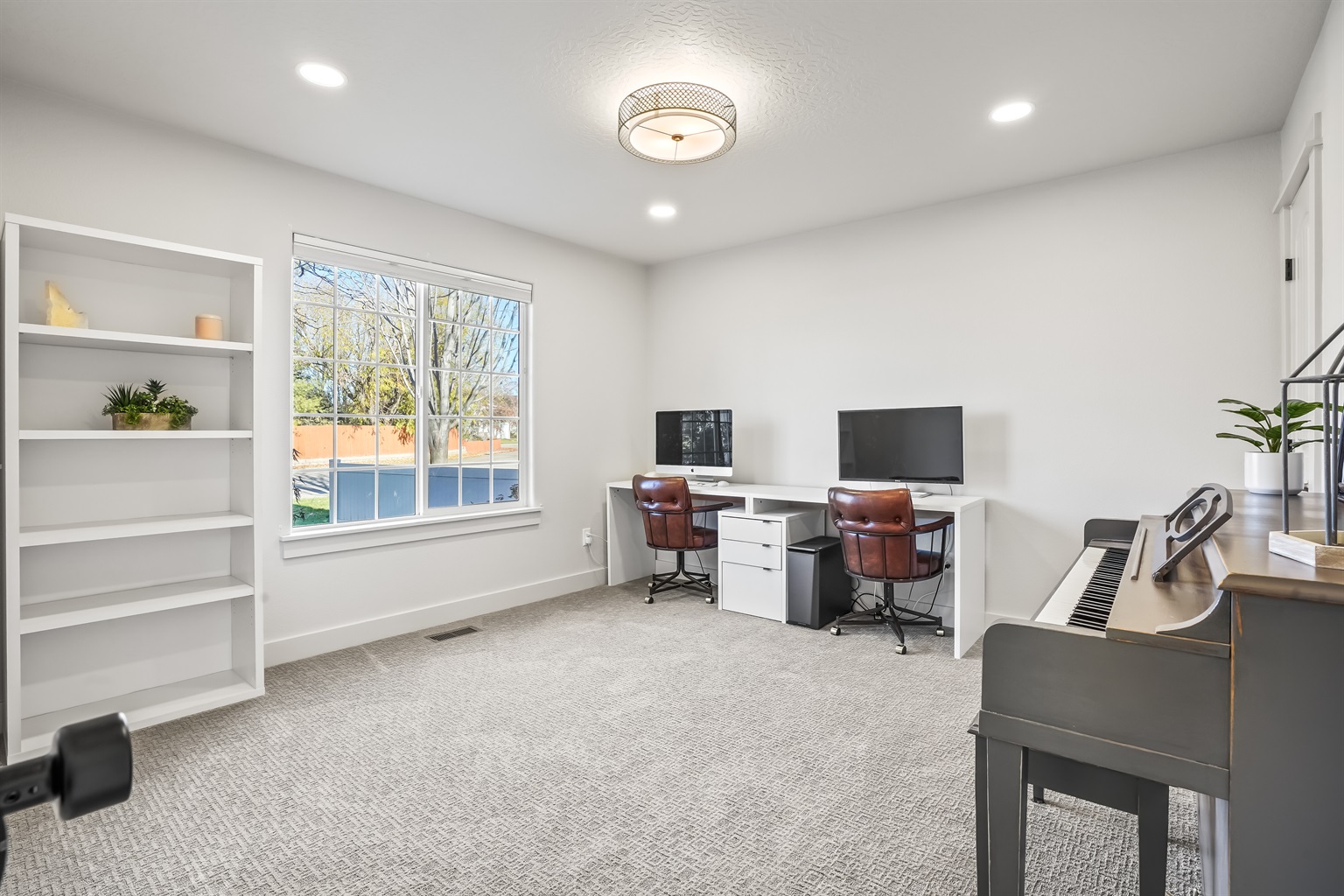 spacious-5-bedroom-retreat-with-pool-access/