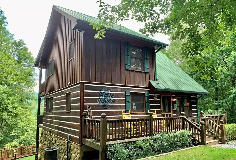 The cabin is located in a peaceful setting surrounded by trees. - Bearly Movin' - Blue Ridge - Mineral Bluff