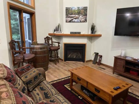 Sleeps 13 in North Conway w Game Room and Pool