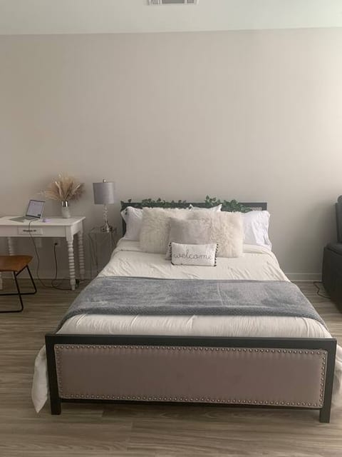 Brand New Studio Apt - Queen Bed - Tucker GA