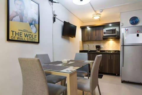 WallStreet Wolf Studio Hot Tub Two Flat Screens AC