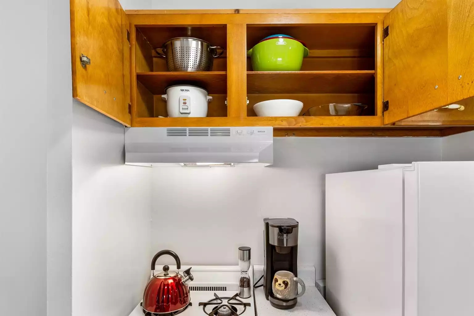 Single-Serve coffee machine and coffee cups, even a tea pot!