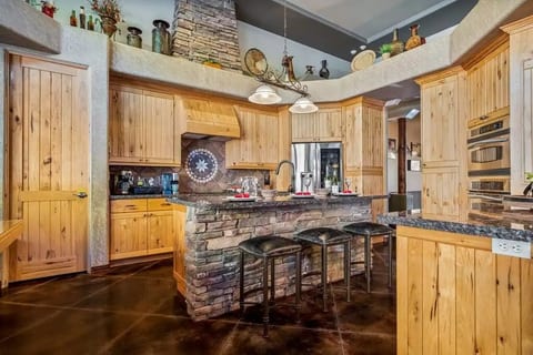 Lots of space to bake, cook, or entertain. 