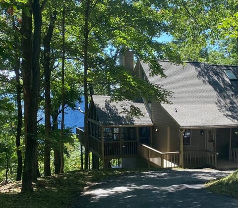 View of cabin as you enter driveway