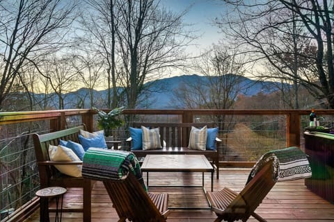 SPRING BREAK SPECIALS! King Beds! 1 mile to GSMNP!