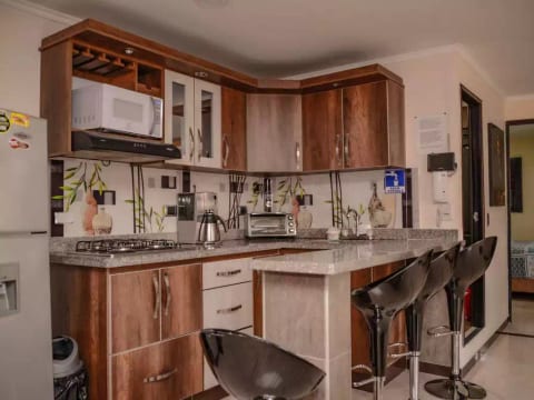 Two Bedroom AC Hot Tub Living Room Security Wifi