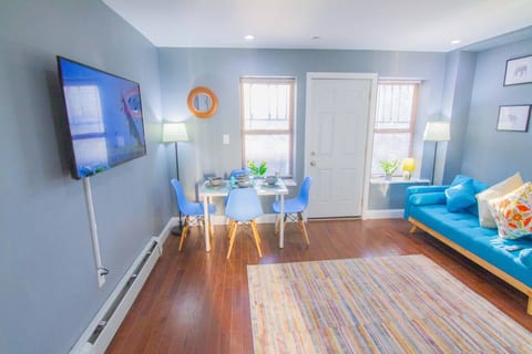 Beautiful 1BR with Private Balcony 5mins to Trains