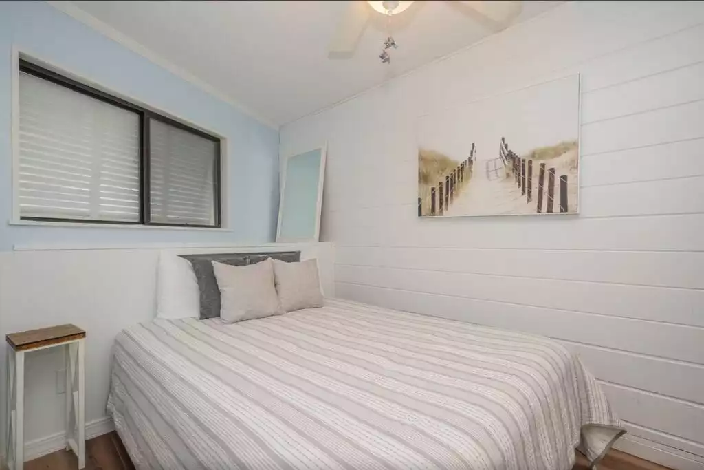 Queen bed in the master