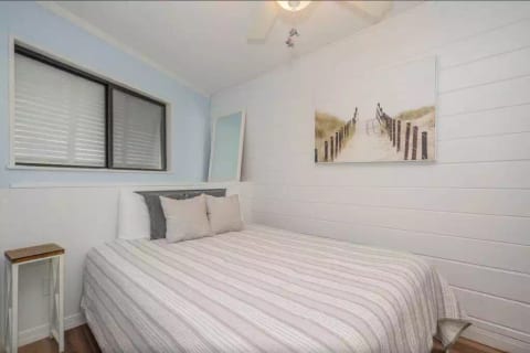 Queen bed in the master