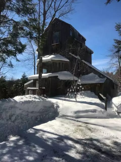 The Vermont Treehouse in winter