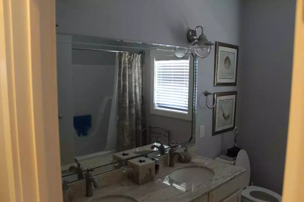 1st floor hall bath with shower/tub - Pearl by the Sea - North Topsail Beach