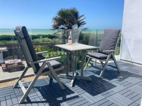 Stunning, newly refurbished, beachfront townhouse 