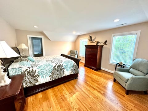 upper level king room