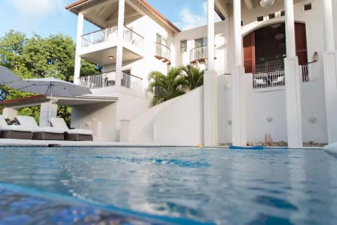 Villa Hall - Cap Estate