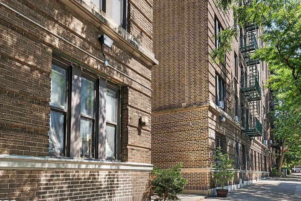 Building Entrance - Spacious Elegant Oasis! Manhattan 3BR - New York