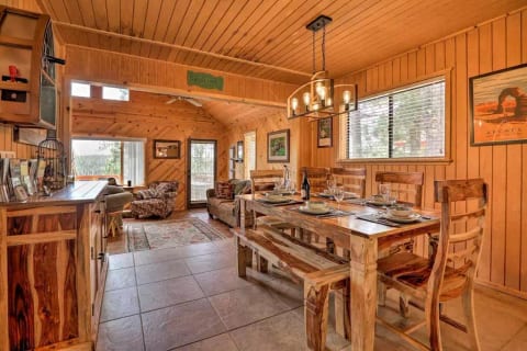 🌲🦌Quiet, private DUCK CREEK cabin close to parks