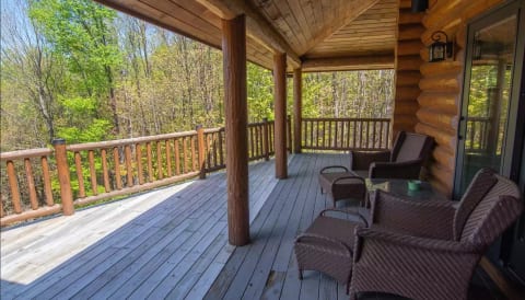 Bracken Lodge - 30 acres of private luxury & fun!