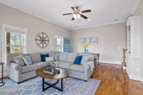 LIVING ROOM WITH SECTIONAL COUCH