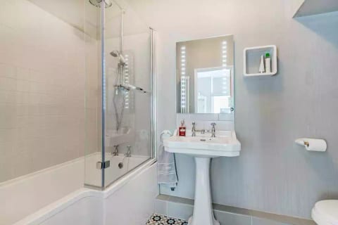 Lovely own private ensuite bathroom, with large shower/bath, wash hand basin with mirror and WC. Very high pressure shower, lots of hot water. Shampoo and handsoap, towels and hand towels.