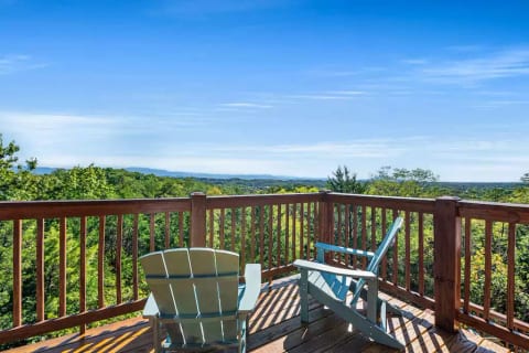 Watch the fireworks from Dollywood right off your balcony! ⛰