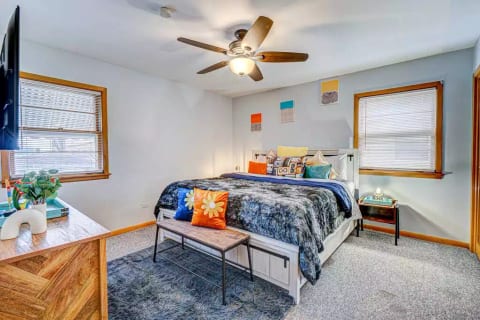 Chicago  2Br 90s Condo - Very Kid Friendly
