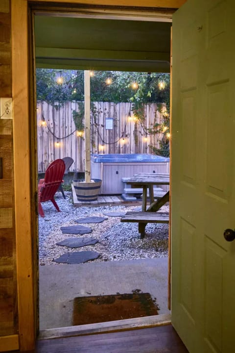 Steps from Pigeon Forge Parkway! Hottub + Firepit