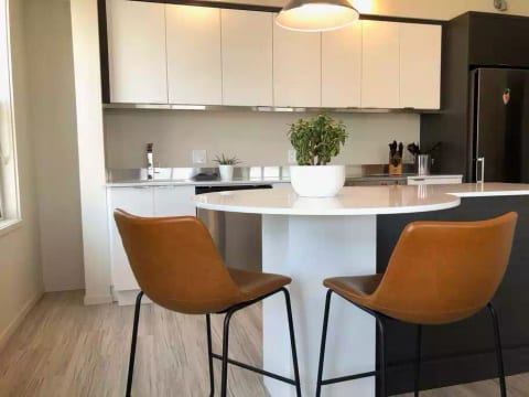 Impressions at Sole | Park Free | King Bed | WFH
