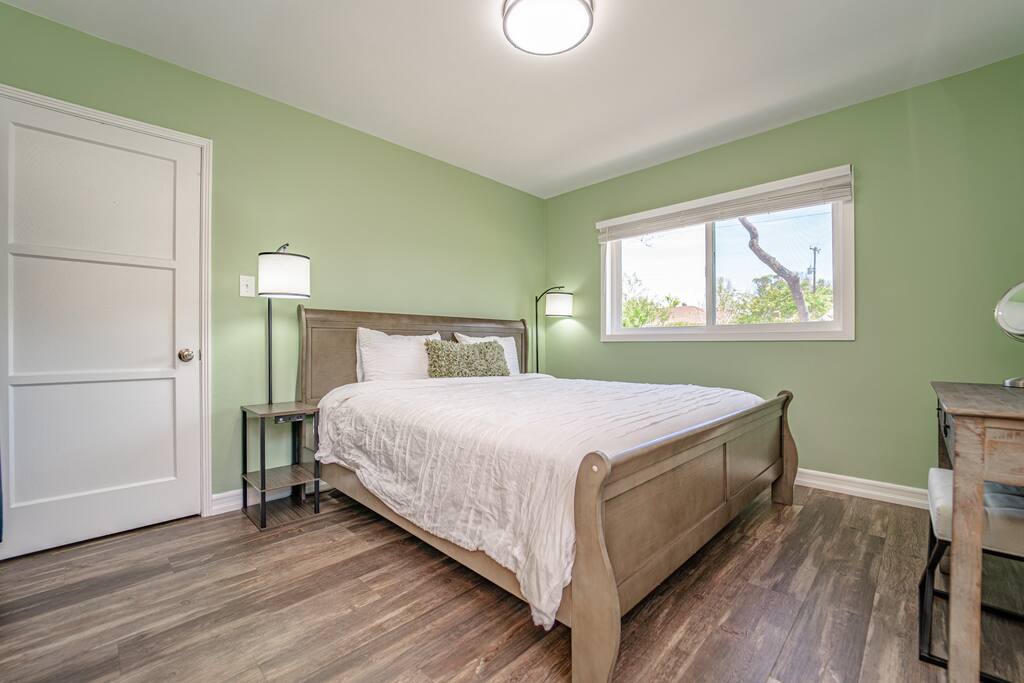 1st BR: King bed - Sunny Los Altos - Relax in Long Beach - Long Beach