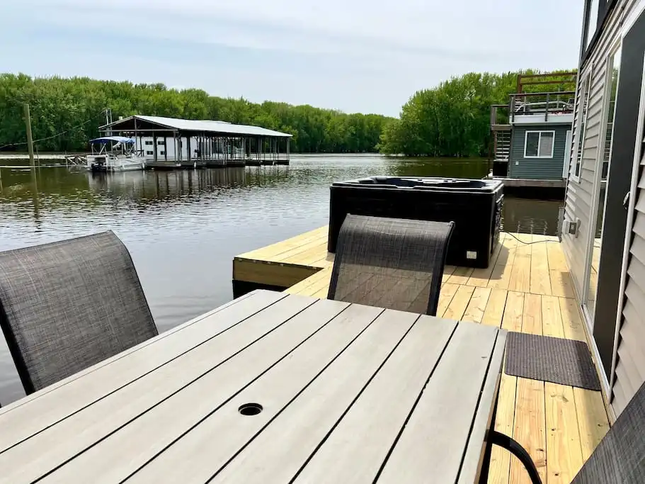 NEW Mod theme Floating River Cabin-HOT TUB! - East Dubuque