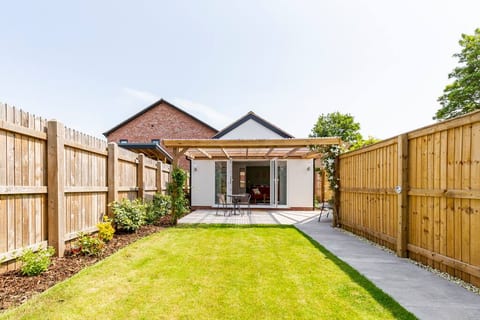 Charming Chester Studio with Garden & Free Parking