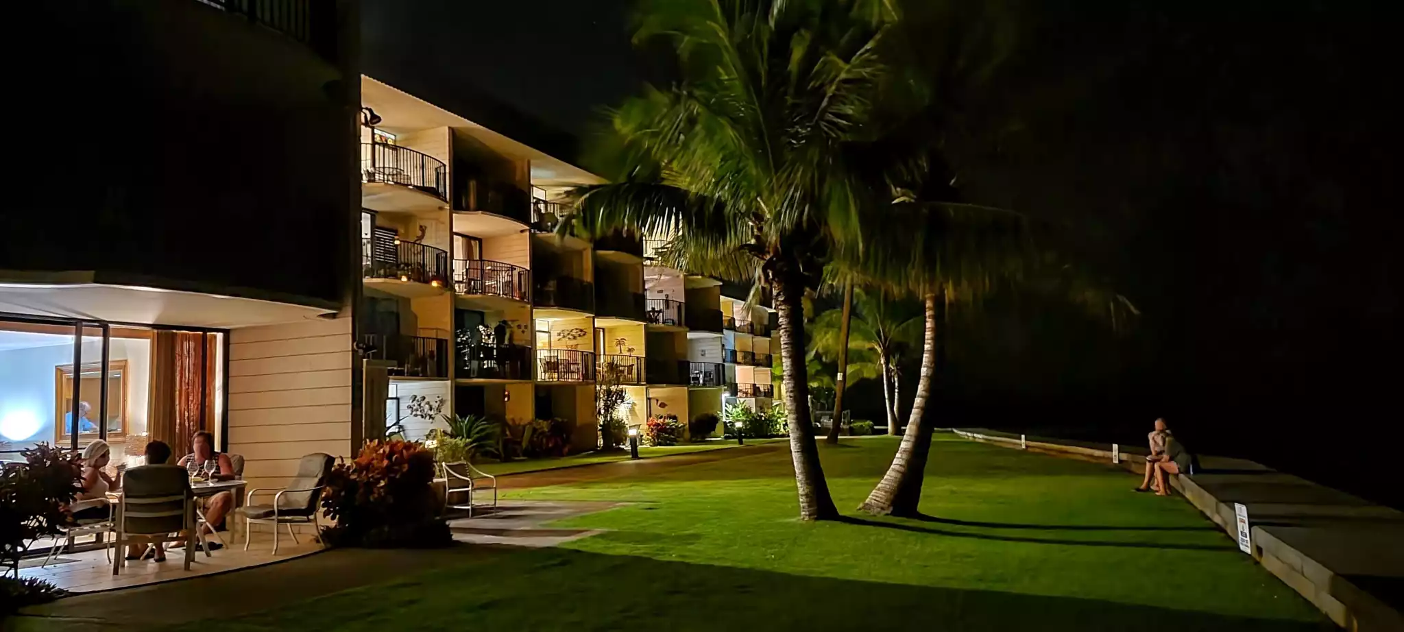 Kahana Reef grounds at night. Kahana Reef grounds at night. - Annie's Surf Shack, Kahana Reef - Lahaina