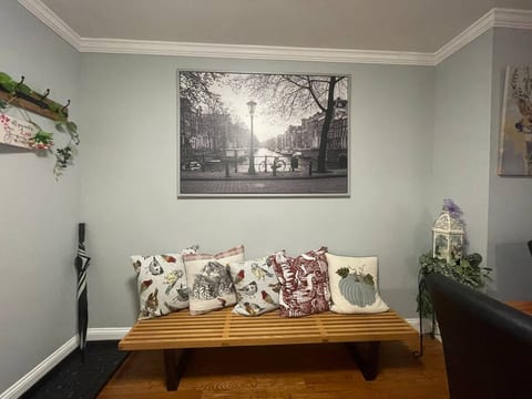 Cozy 2-bedroom apartment in Mill Basin