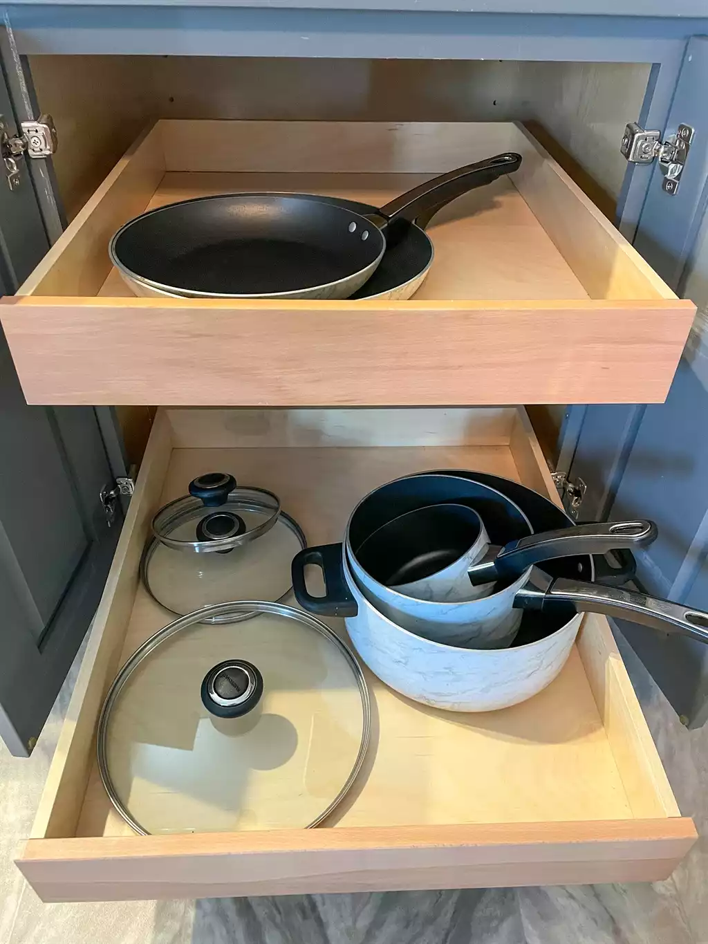 Pans and lids provided for cooking on the gas range - Geneva Loft - Geneva-on-the-Lake